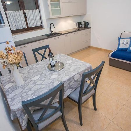 Apartment Ivan 2 Funtana Bagian luar foto