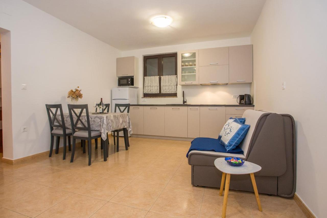 Apartment Ivan 2 Funtana Bagian luar foto