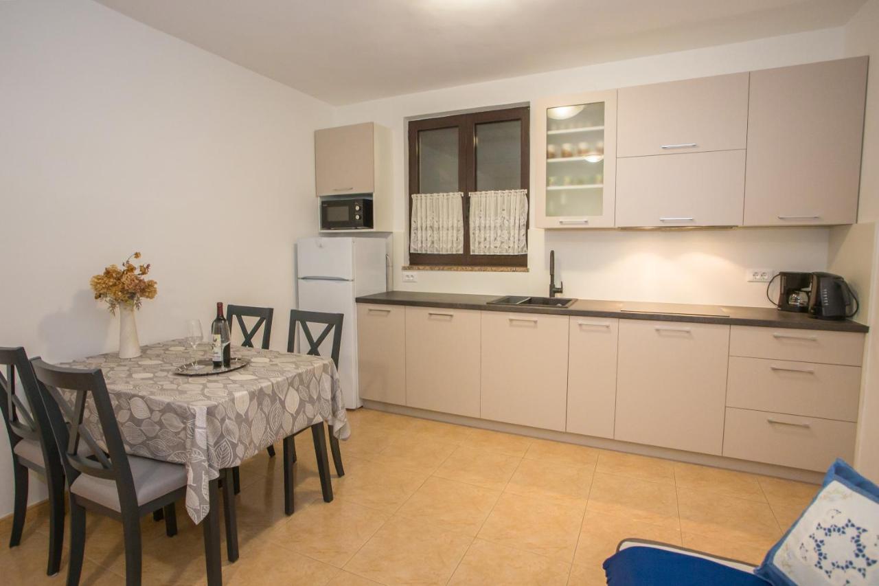 Apartment Ivan 2 Funtana Bagian luar foto