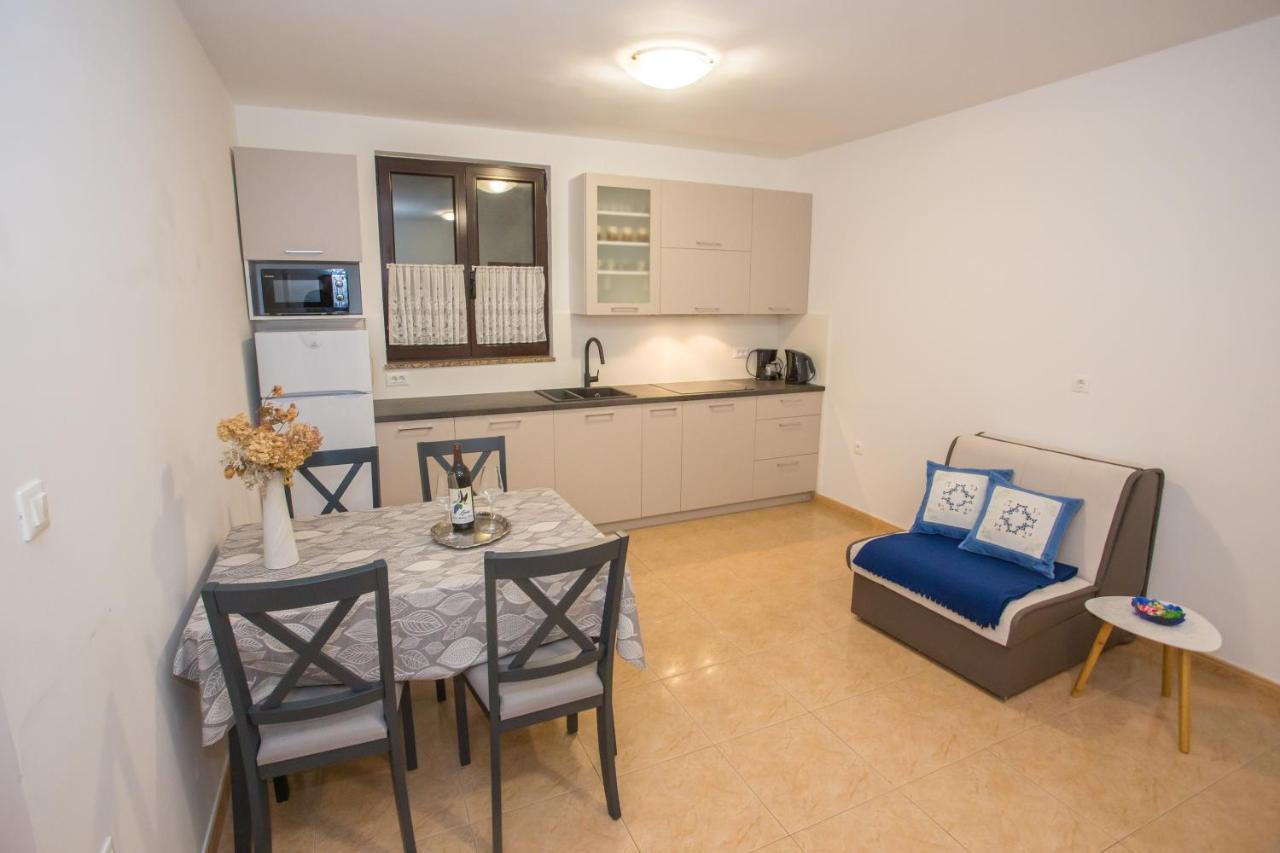 Apartment Ivan 2 Funtana Bagian luar foto